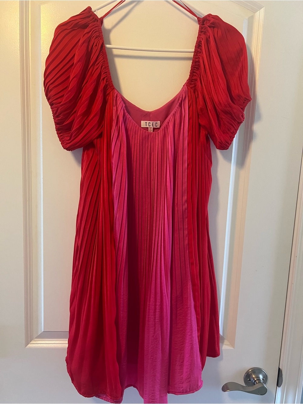 TCEC Two-Tone Red and Pink Pleated Puff-Sleeve Dress